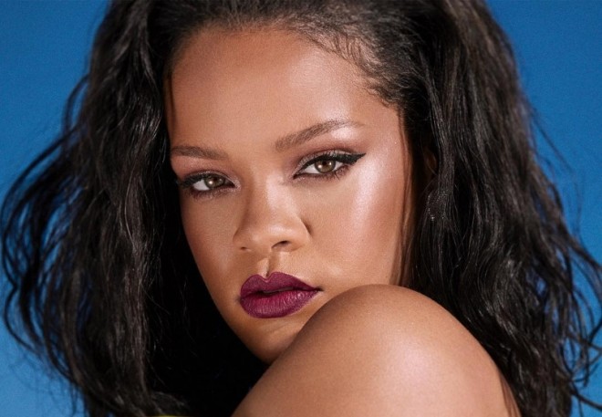 Müğənninin hovuzda bikinili fotosu