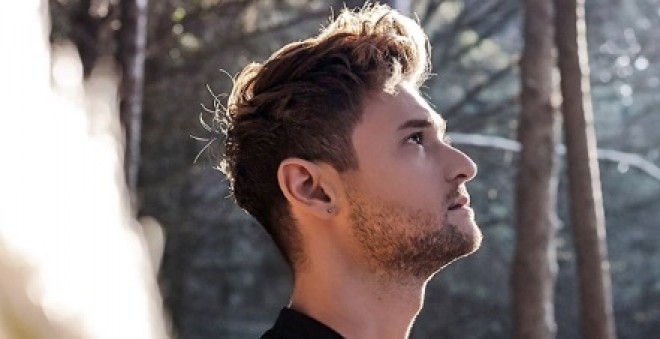 Eldar “Bax, uçuram” mahnısını təqdim etdi - video