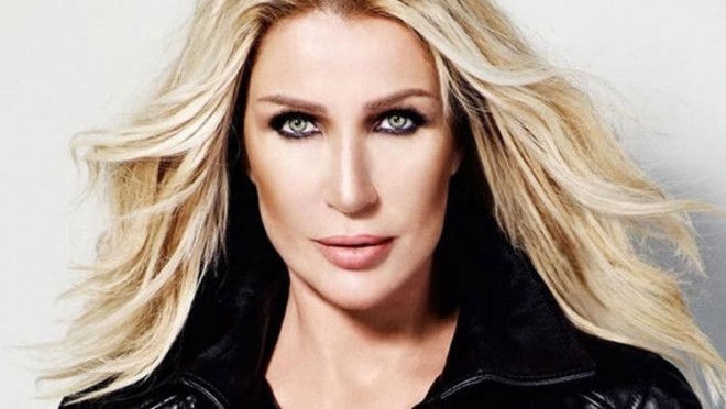 Seda Sayan hamam xalatı ilə poz verdi - foto