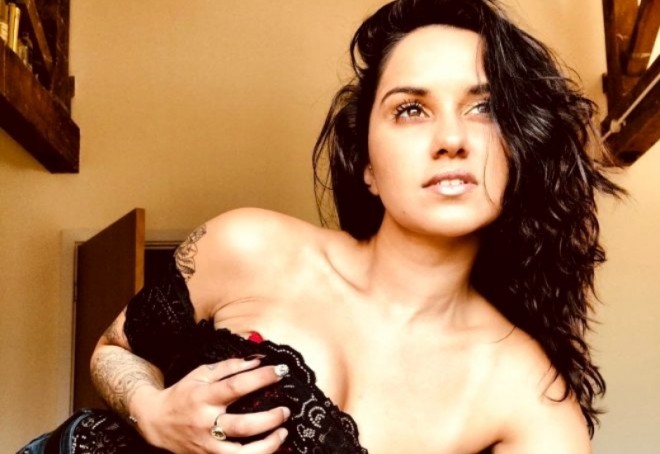 Rəqqasənin çemodanından&nbsp;narkotika çıxdı - foto