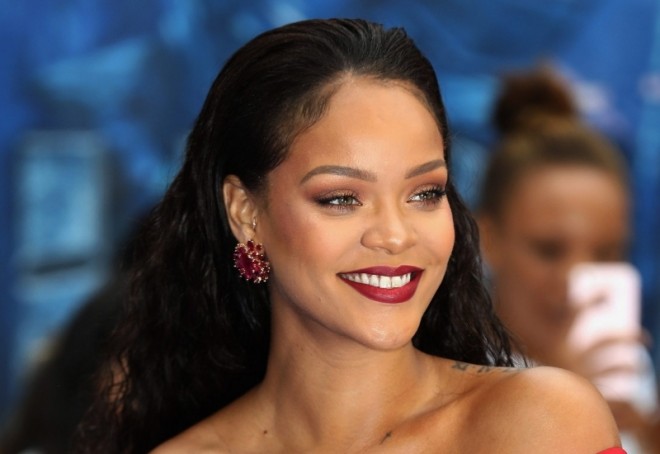 Rihanna&nbsp;alt paltarı ilə poz verdi - foto