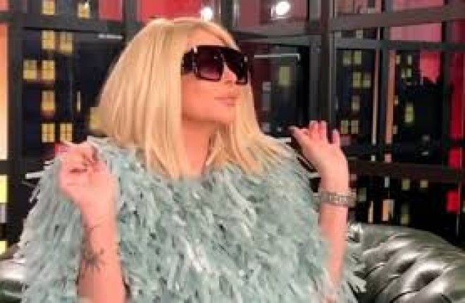 Aygün&nbsp;eynəklərini sevənlərinə bağışlayacaq - video