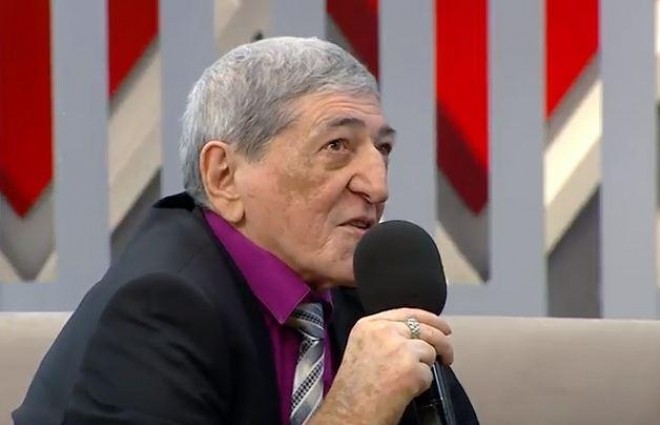 Rəmiş dəvə yunundan olan döşəkdə yatır