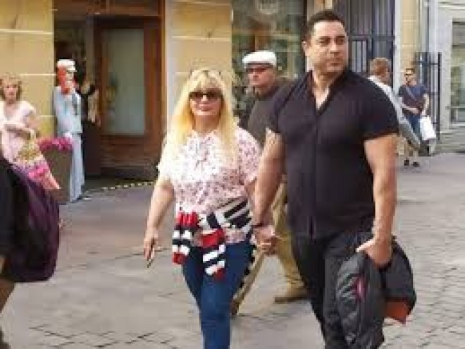 Nüşabə Əlsəgərli ərinə aşiq deyil