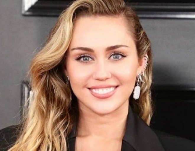 Müğənni səs tellərindən əməliyyat olundu