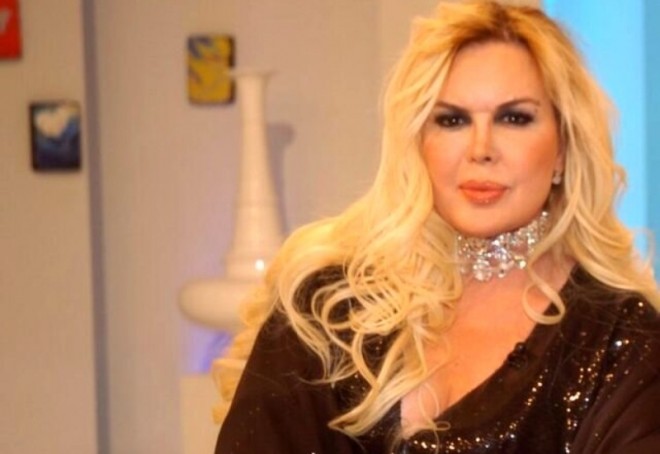 Müğənni evini satıb borclarını ödədi