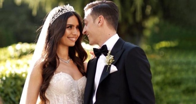 Aktrisa ərinə yemək bişirmək üçün dərs alır