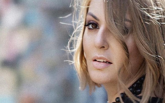 Sevda masa arxasında mahnı oxumağı xoşlamır