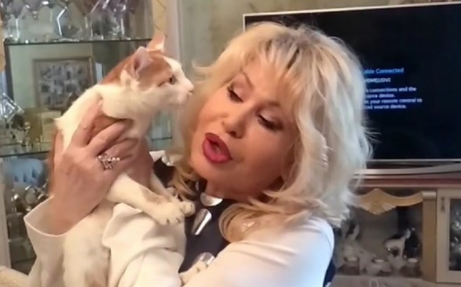 Pişik Nisə Qasımovanı öpdü - video