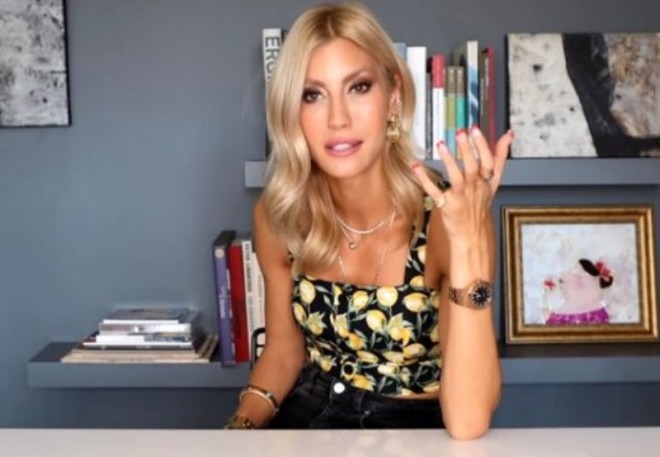 Model müğənnini məhkəməyə verdi