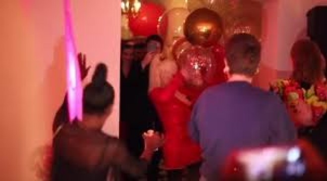 Müğənni rəqs edərkən sinəsi açıldı - video&nbsp;