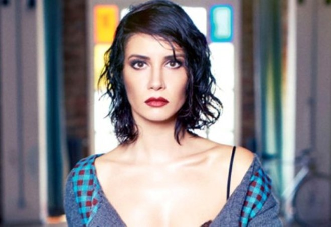 Aktrisa&nbsp;qırmızı paltarı ilə poz verdi - foto