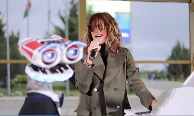 Röya italiyalı robotla birgə mahnı oxudu - foto