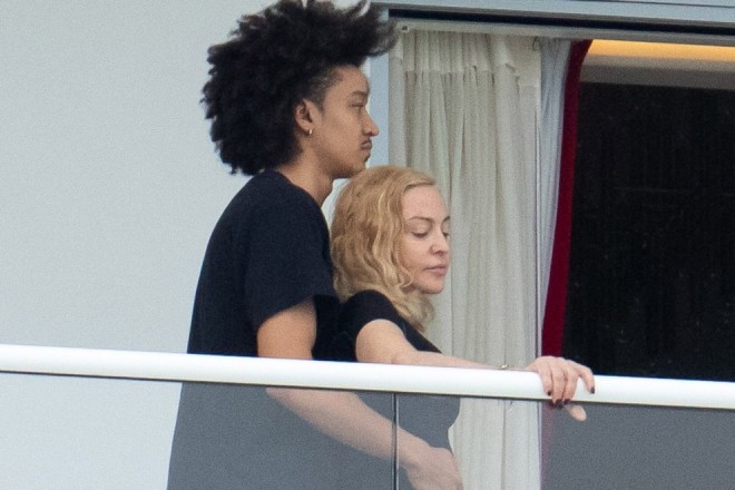 Madonna 26 yaşlı rəqqasa ərə gedir - foto