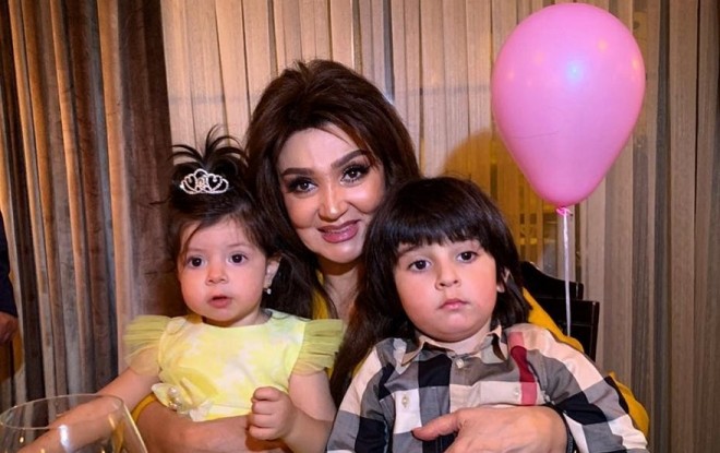 Xalq artistinin nəvələri ilə fotosu