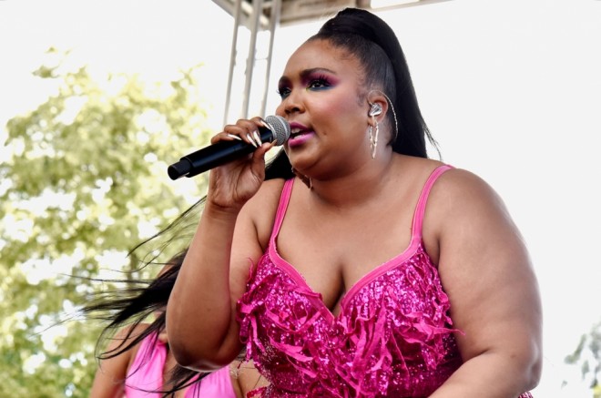 Reper Lizzo yenə şou yaratdı - video
