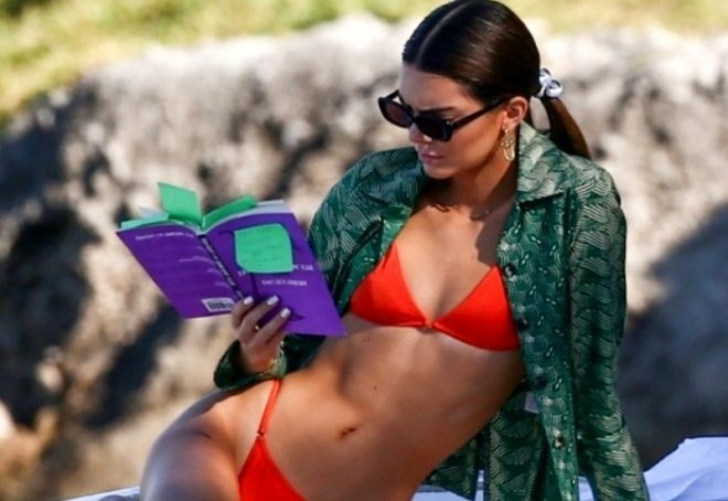 Model qırmızı bikinisi ilə günəşləndi - foto