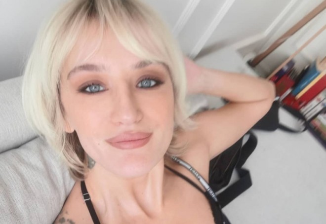 Model yarıçılpaq poz verdi - foto