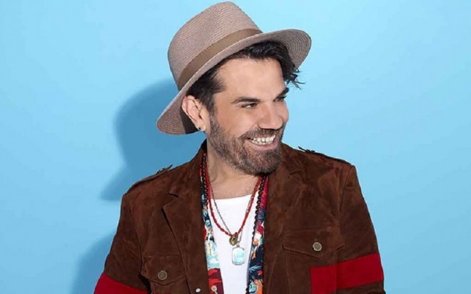 Müğənni xanımına dəstək oldu