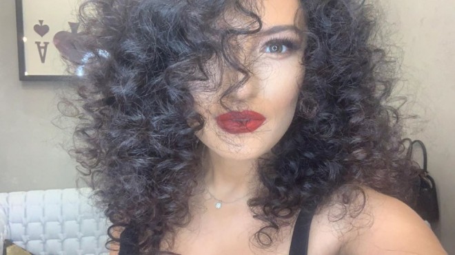 "Geyimim açıq-saçıq yox, orta-açıq sayılır” - müğənni