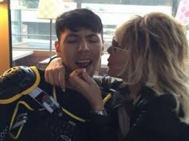 Xalq artisti oğlunu danladı - video