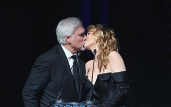 Müğənni şayiələrə ərini öpərək son qoydu