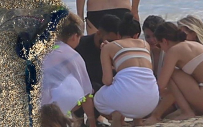 Selena Qomezi tətildə meduza dişlədi - foto&nbsp;