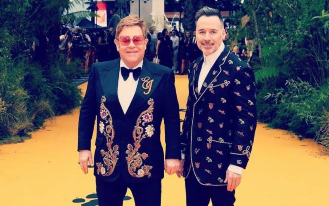 "Anam qonaqlarla kobud davrandı" - Elton Con