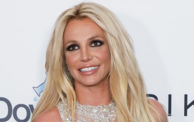 Amerikalı müğənni soyundu - foto