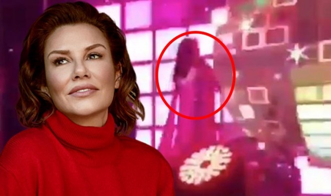 Müğənni səhnədə yıxıldı - video