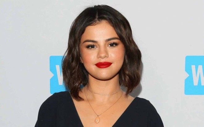 Selena Qomezin&nbsp;kumiri Adeldir