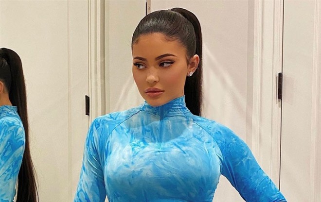 Model ucuz paltarı ilə gündəmə gəldi - foto