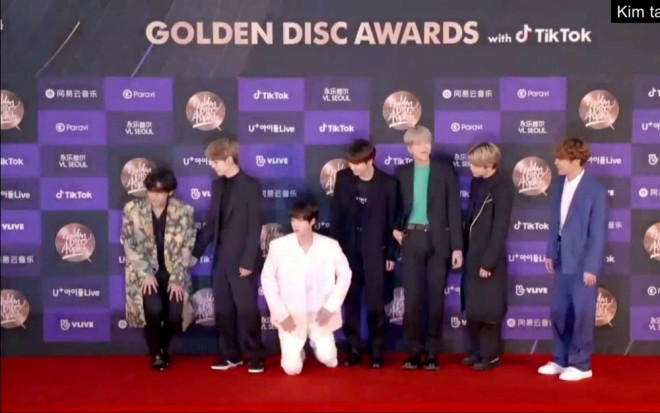 “BTS” qrupunun üzvü qəfildən yıxıldı - video&nbsp;