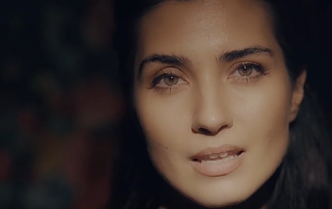 Tuba Büyüküstün müğənnilik edir - video