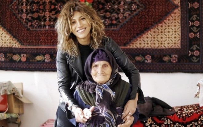 Xalq artisti 77 yaşlı nənəyə yeni ev tikdirir