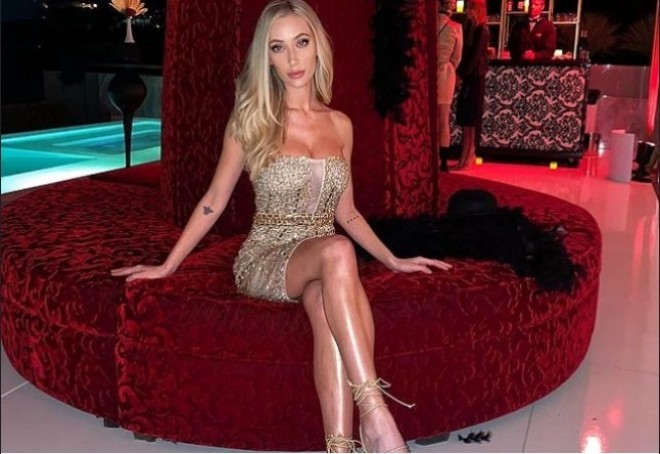 Model özünü 10 dollara göstərir - foto