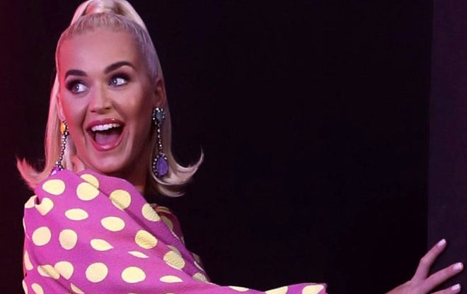 Keti Peri verilişdə özündən getdi - foto