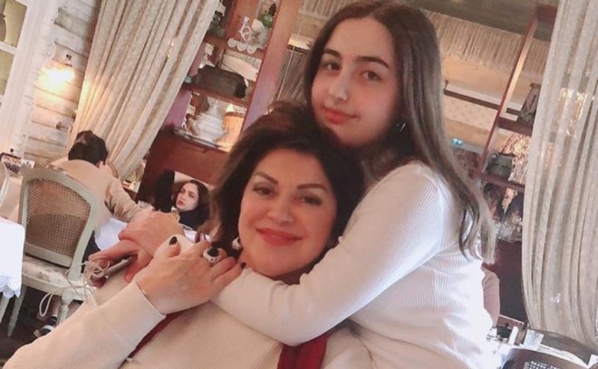 Sənubər İsgəndərli nəvəsi ilə - foto