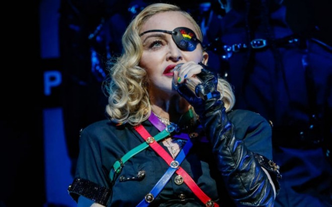 Madonna musiqisiz və işıqsız konsert verdi - video