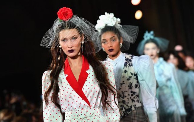 Model fərqli görünüşü ilə diqqət çəkdi - foto