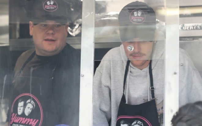 Castin Biber fəst-fud satıcısı oldu - foto+video