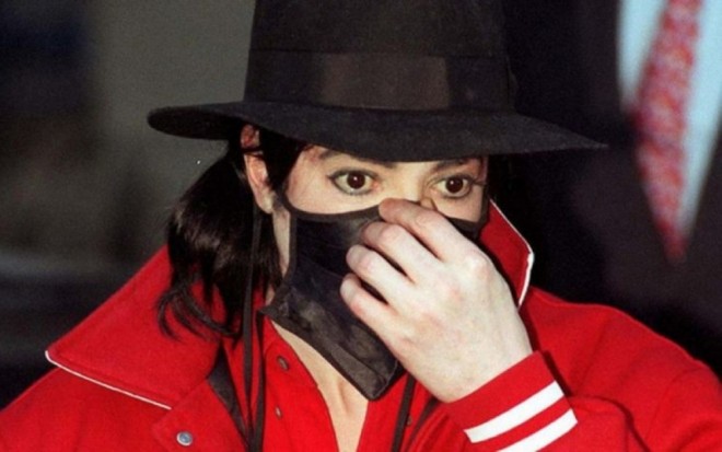 Maykl Cekson küçəyə tibbi maska ilə çıxırdı - video