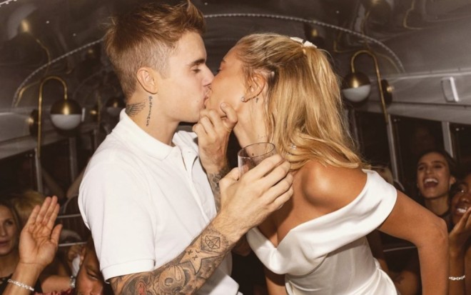 Castin Biber xanımı ilə doyunca öpüşdü - foto