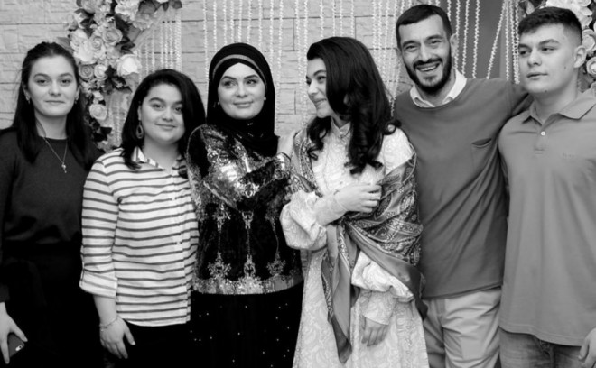 Əməkdar artist ailəsinin fotosunu paylaşdı