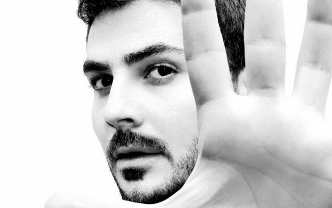 Elçin “bahalı ifaçı”ları qınadı