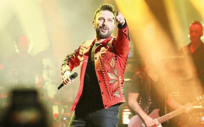 Tarkan “Hatasız kul olmaz” mahnısını oxudu