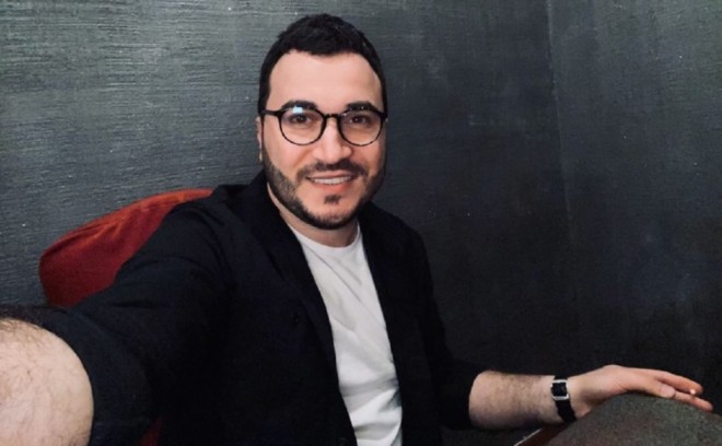 Elvin evdən canlı konsert verdi - video