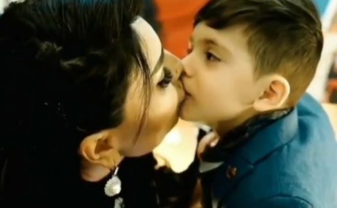 Şəbnəm ilk dəfə oğlunu göstərdi - video