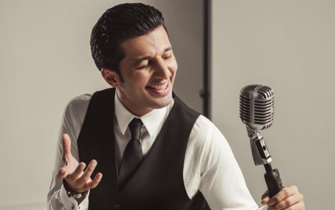 Xəyyam muğam, vokal və ingilis dili öyrənir