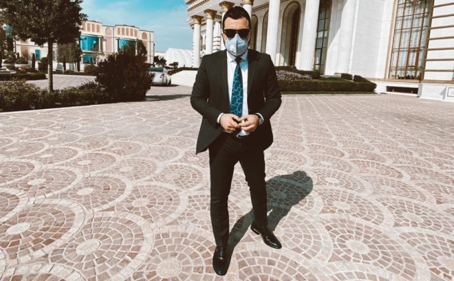 Elvin&nbsp;bütün gününü evdə keçirir